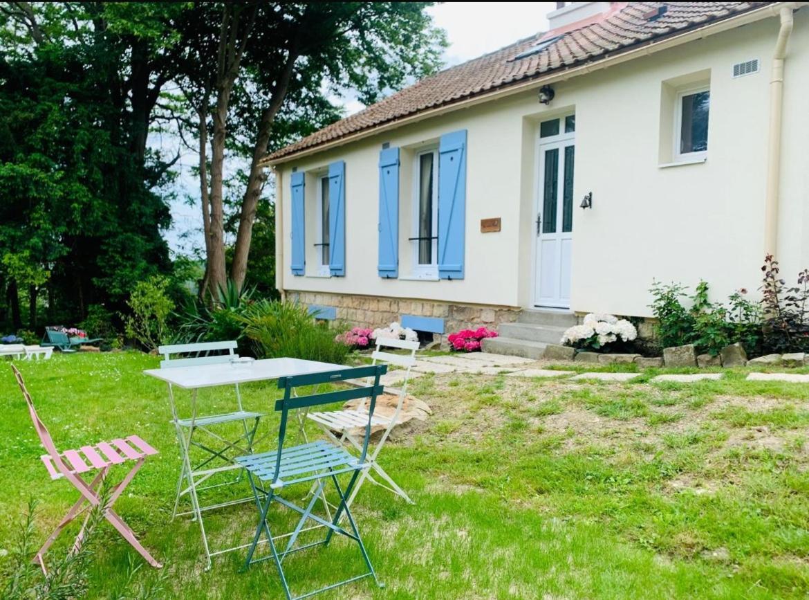 Les Volets Bleus Parmain Exterior foto
