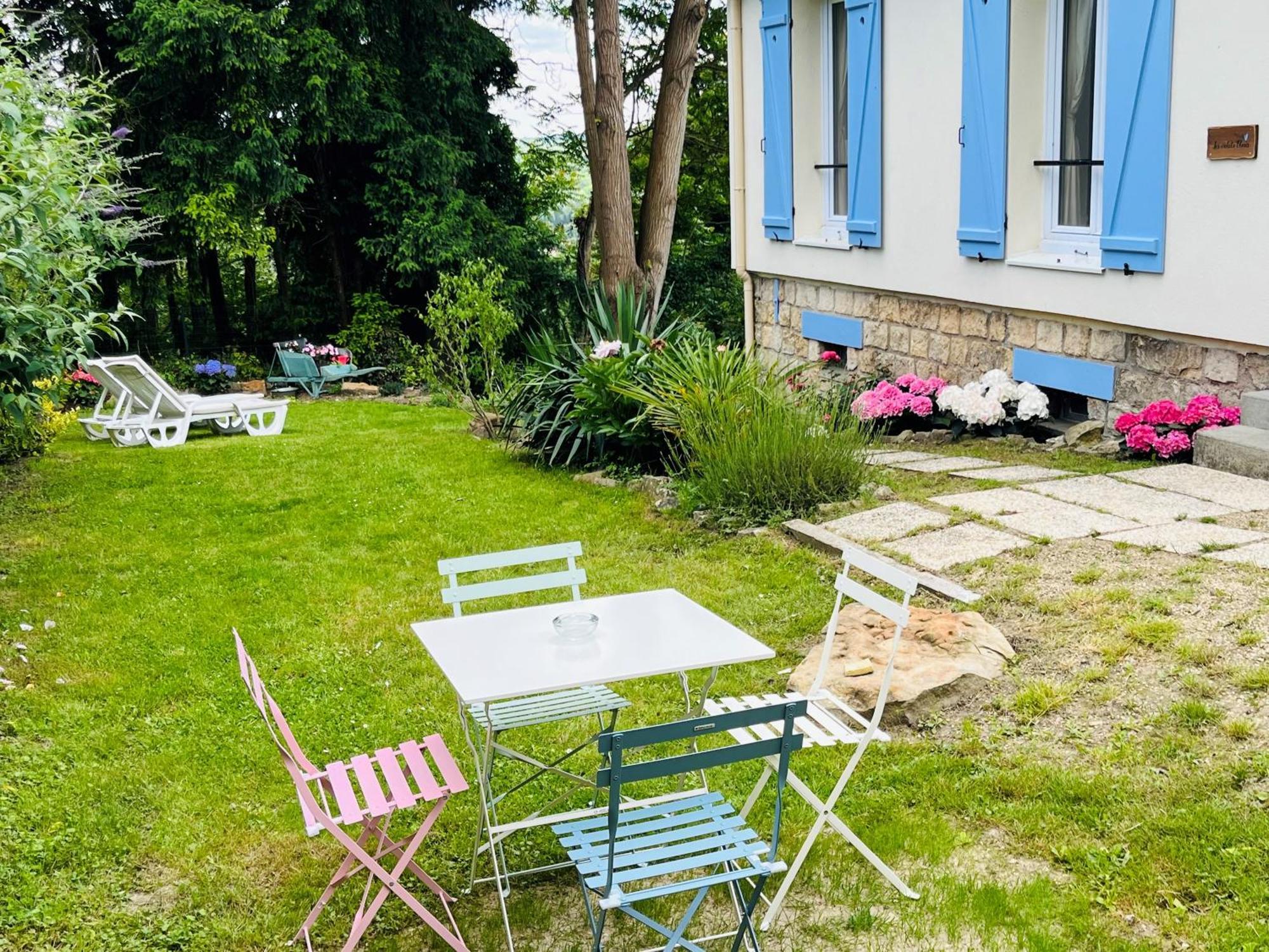 Les Volets Bleus Parmain Exterior foto